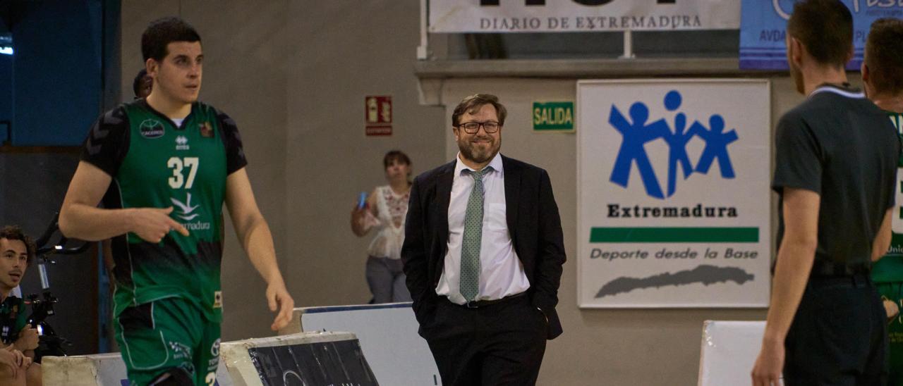 Roberto Blanco, en el centro, durante un partido en el Multiusos.