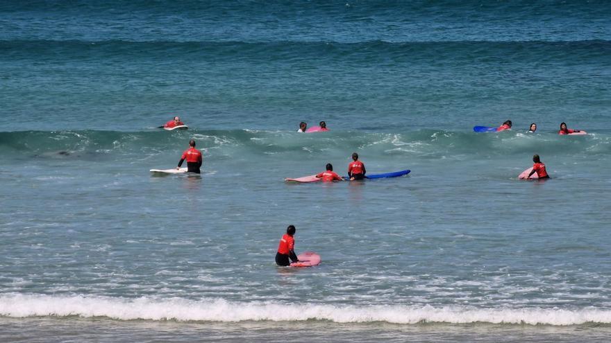 Aficionados al surf, en la playa de A Lanzada. |   // M.M.