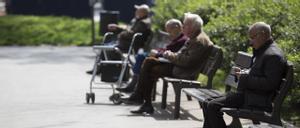 Varios pensionistas, en un parque.