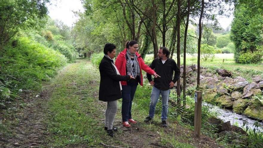 La alcaldesa (en medio) y el primer teniente de alcalde, ayer en la ruta al borde del río Callou.