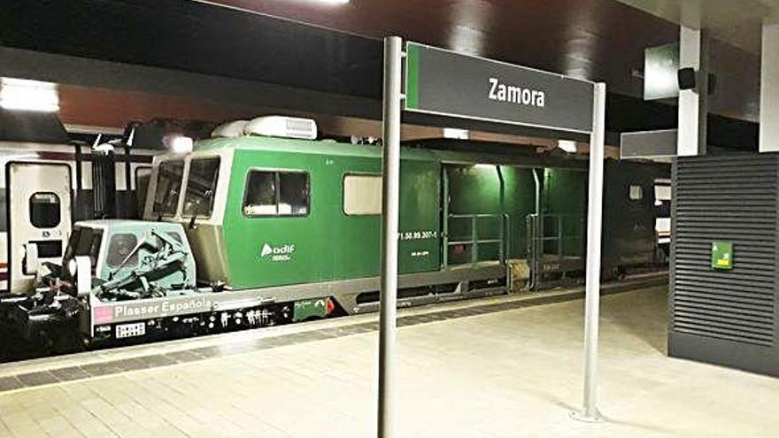 Vehículo auscultador a su paso por la estación de Zamora durante la madrugada del martes.