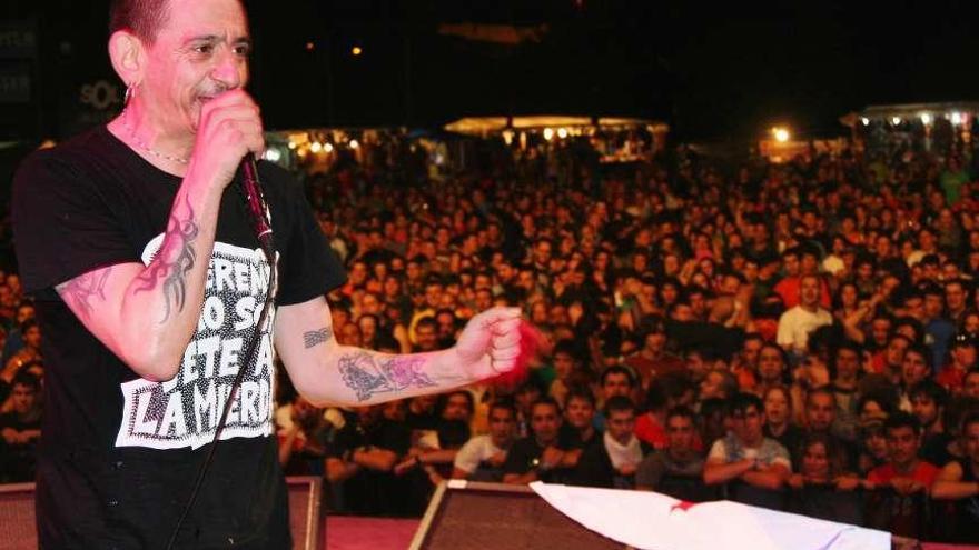 Evaristo, durante un concierto en Pravia, en 2007.