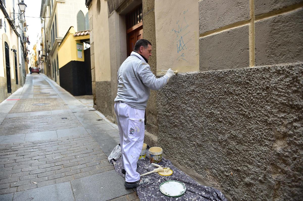 Adiós a las pintadas: Plasencia inicia una campaña de eliminación de grafitis en la zona centro.