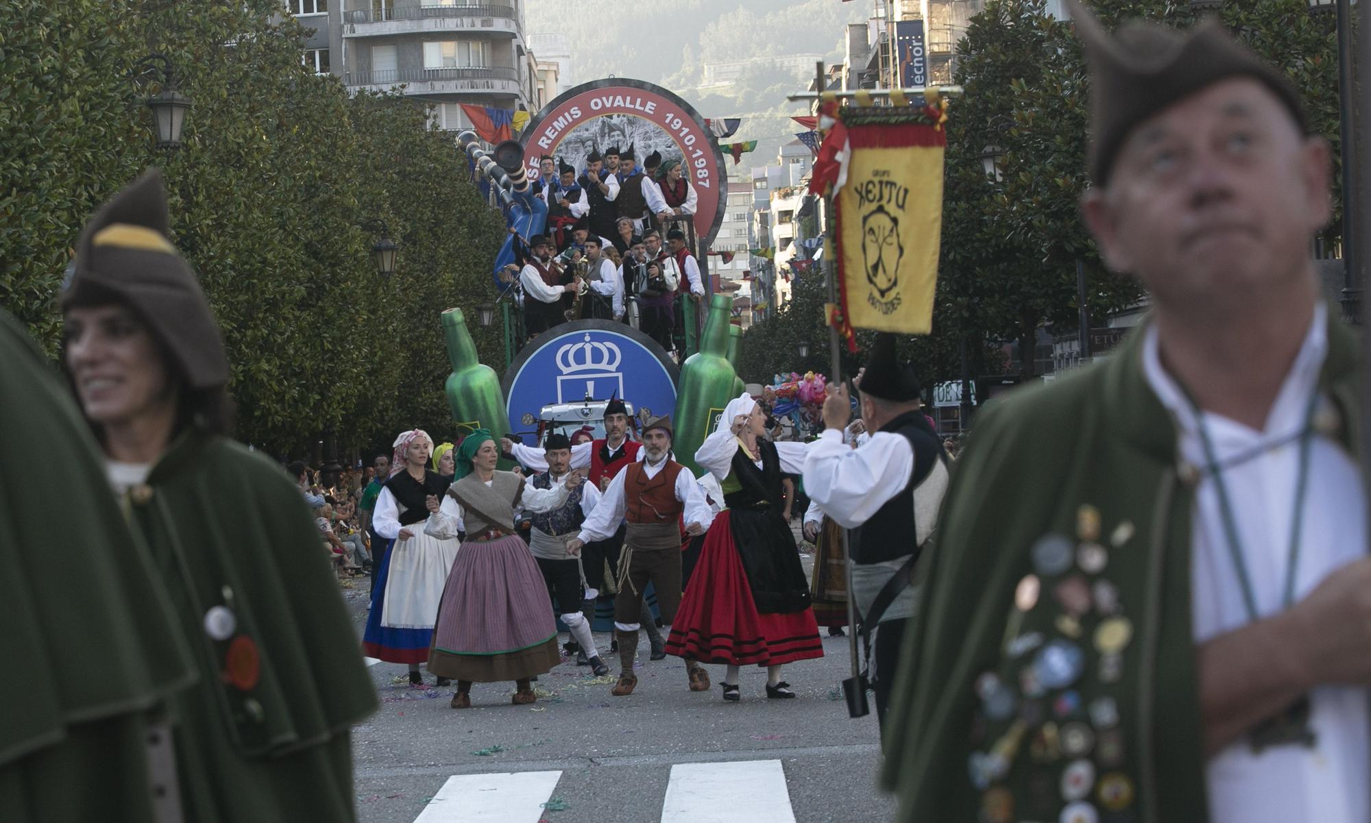 En Imágenes: El Desfile del Día de América llena las calles de Oviedo en una tarde veraniega