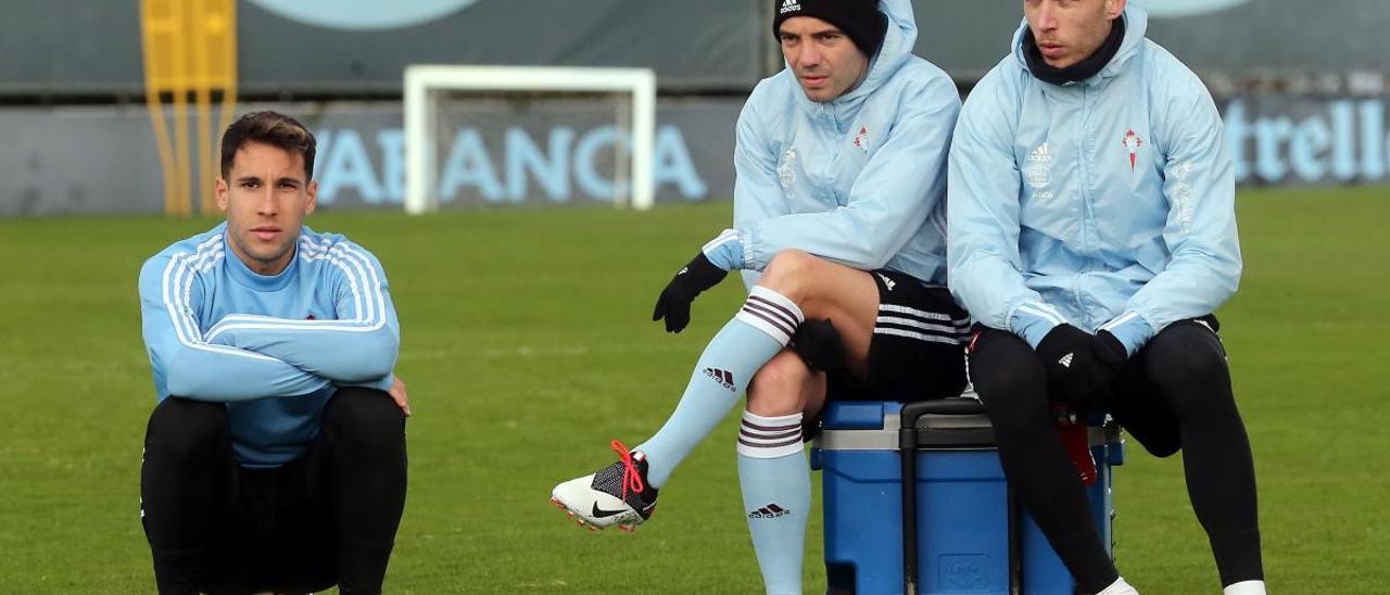 Hugo Mallo e Iago Aspas junto al portero Rubén Bllanco, durante un entrenamiento del Celta. // Marta G. Brea