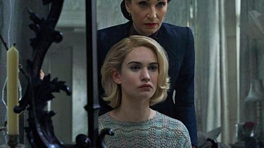 Lily James y, detrás, Kristin Scott Thomas.