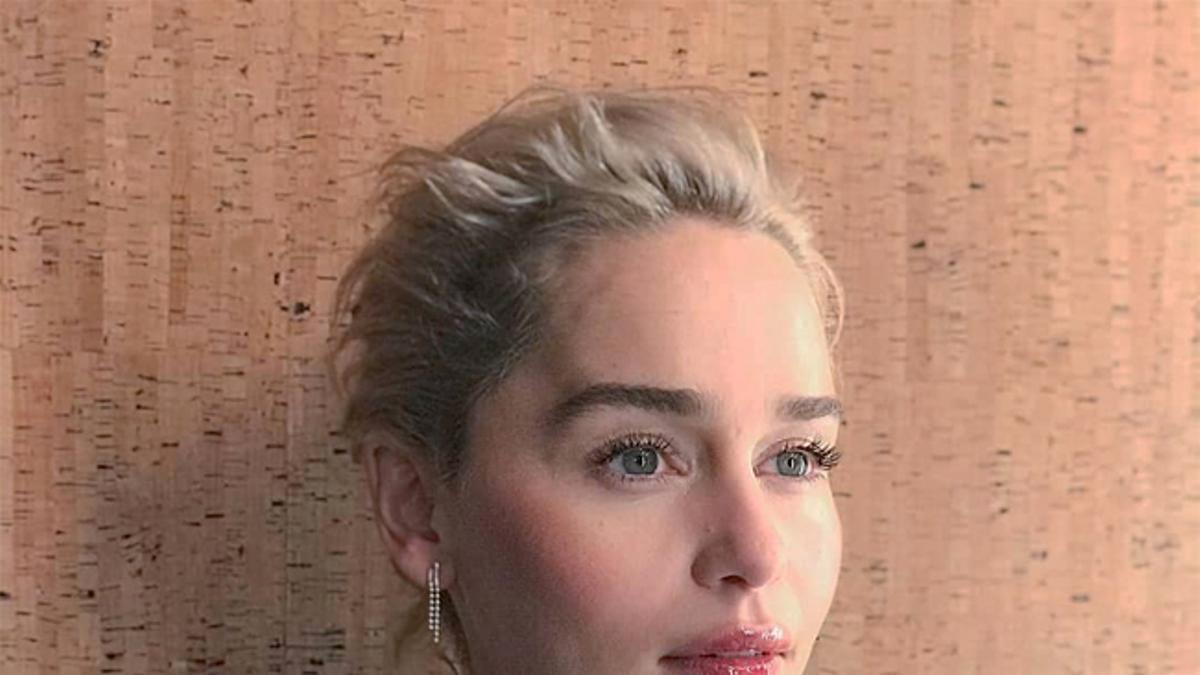 Emilia Clarke con el pelo recogido y labios con gloss