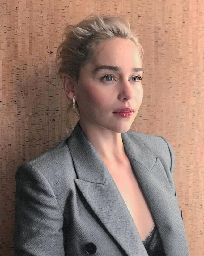 Emilia Clarke con el pelo recogido y labios con gloss