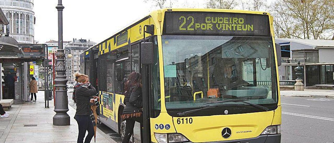 Parada del autobús urbano en la Alameda.