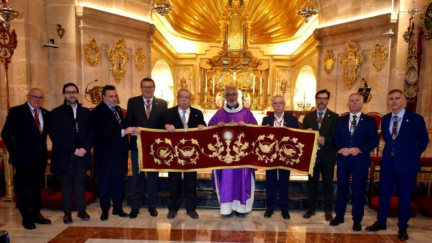 La Vera Cruz incrementa su patrimonio con un paño de hombros bordado y donado por Jesús Giménez