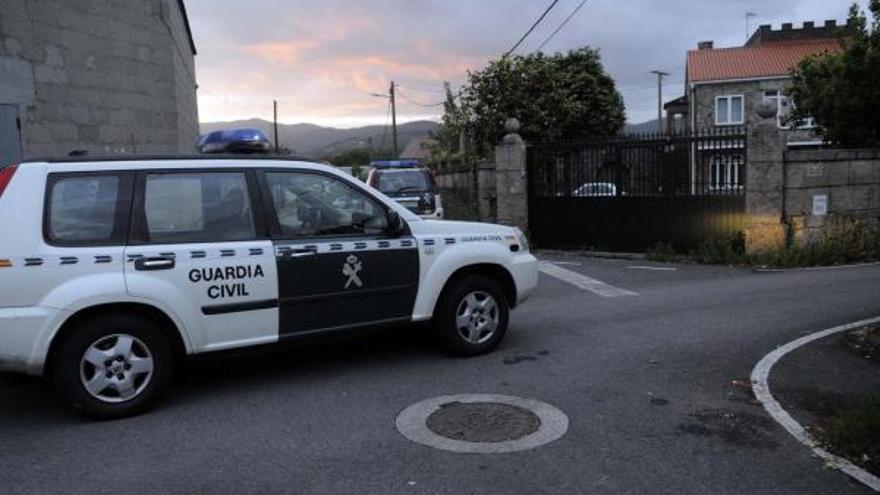 Efectivos de la Guardia Civil en Valga.