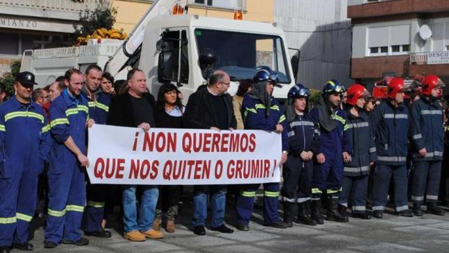 Extrabajadores del Grumir con el alcalde y miembros de la Corporación, en la protesta del viernes. / m. c. s.