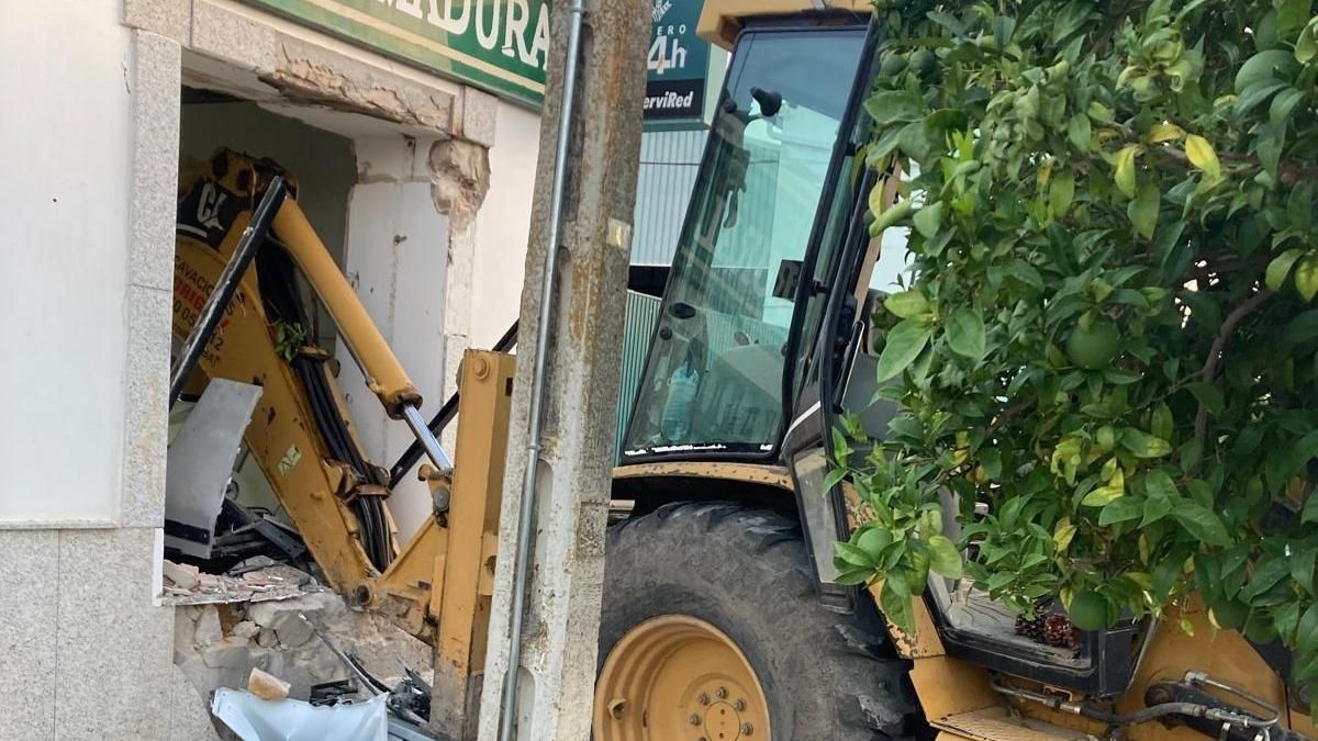 Máquina retroexcavadora tras el intento de robo en la sucursal bancaria.