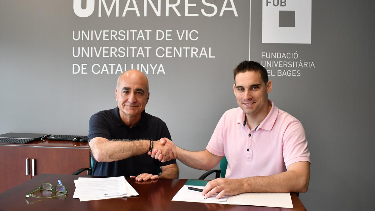 Valentí Martínez i Marc Calmet després de la signatura del conveni que concreta el suport d'UManresa al pilot
