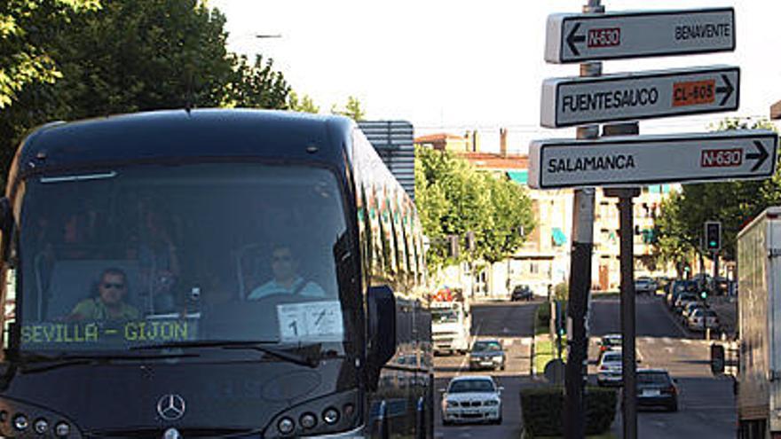 Poste de señalización situado en la avenida de Cardenal Cisneros, a la altura de la avenida de Requejo.