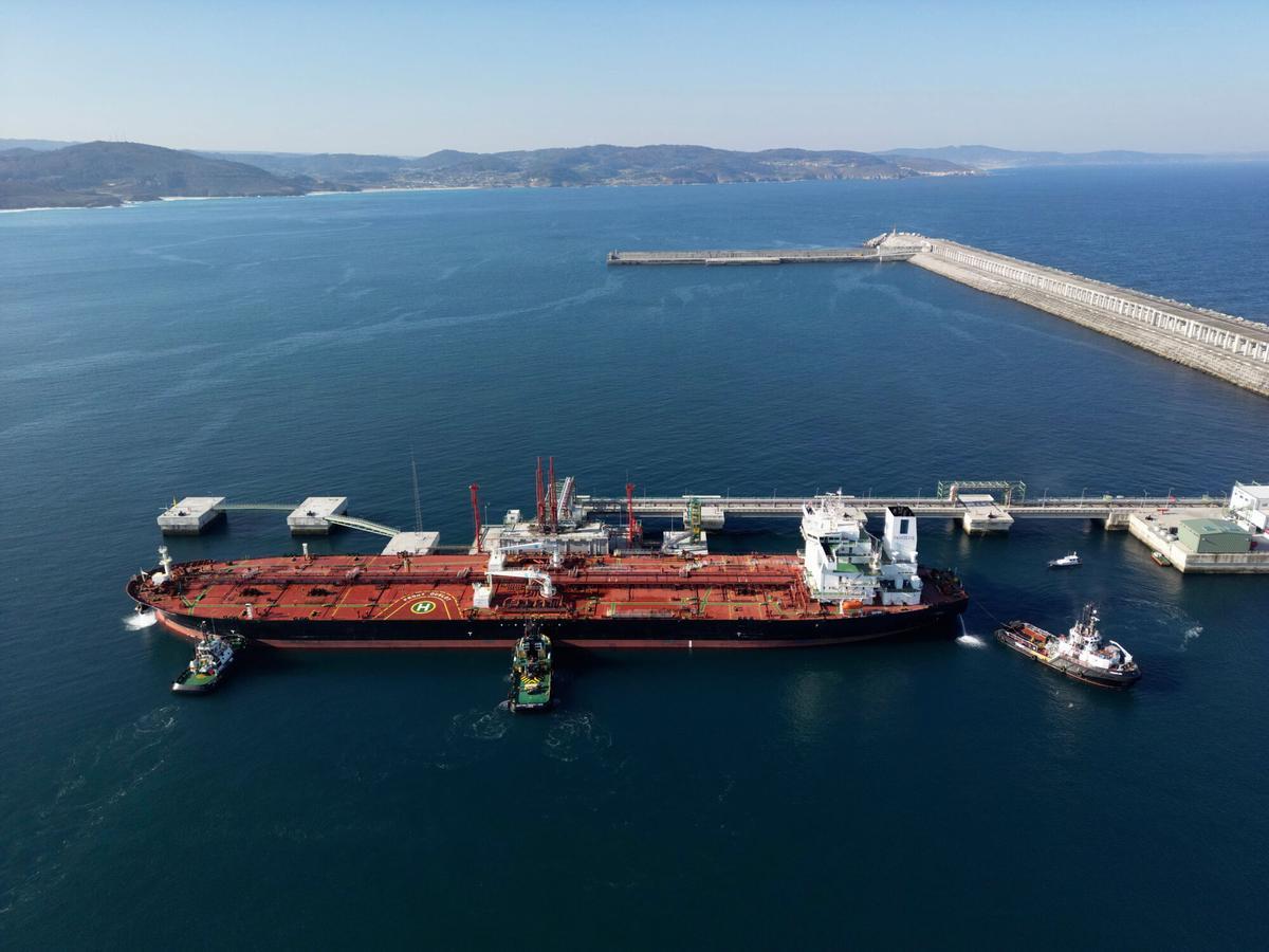 Un petrolero en el pantalán de Repsol en Langosteira