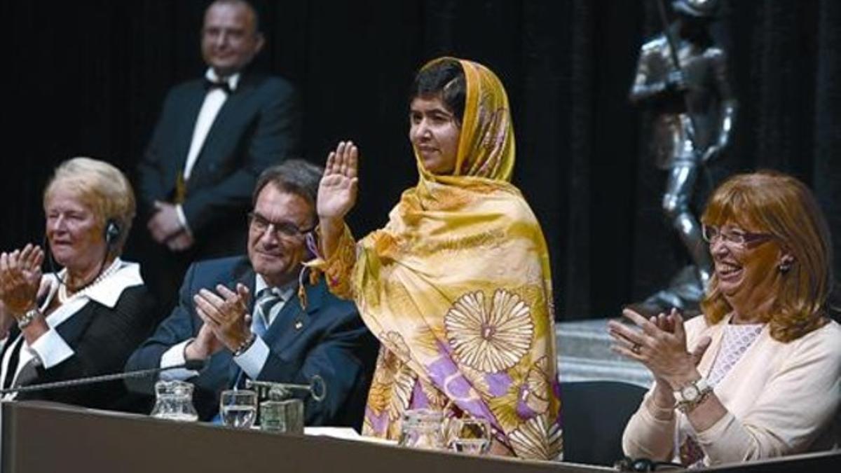 El presidente Artur Mas, flanqueado por Malala Yusafzai (derecha) y Gro Harlem Brundtland (izquierda).) y Gro Harlem Brundtland (izquierda).