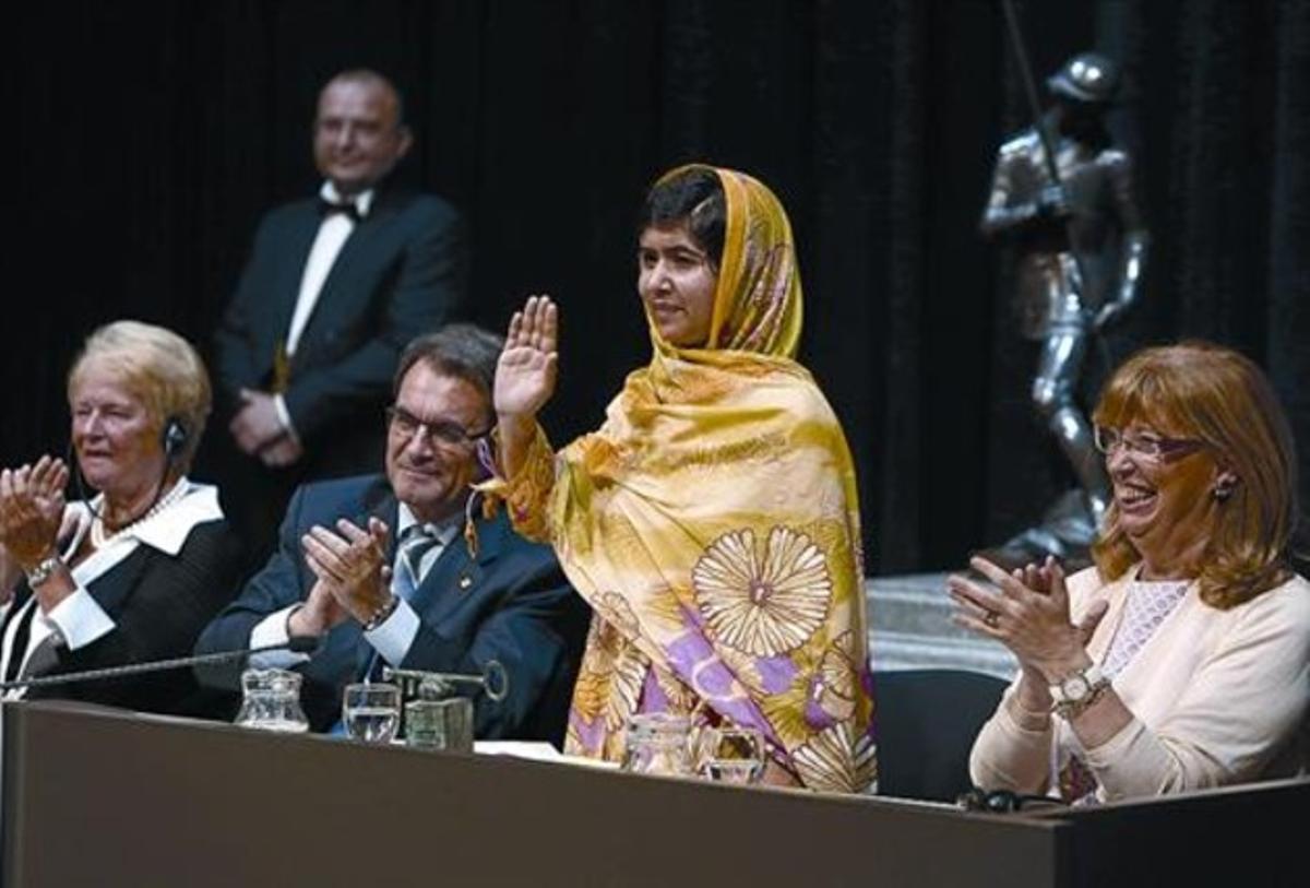 El president Artur Mas, flanquejat per Malala Yusafzai (dreta) i Gro Harlem Brundtland (esquerra).