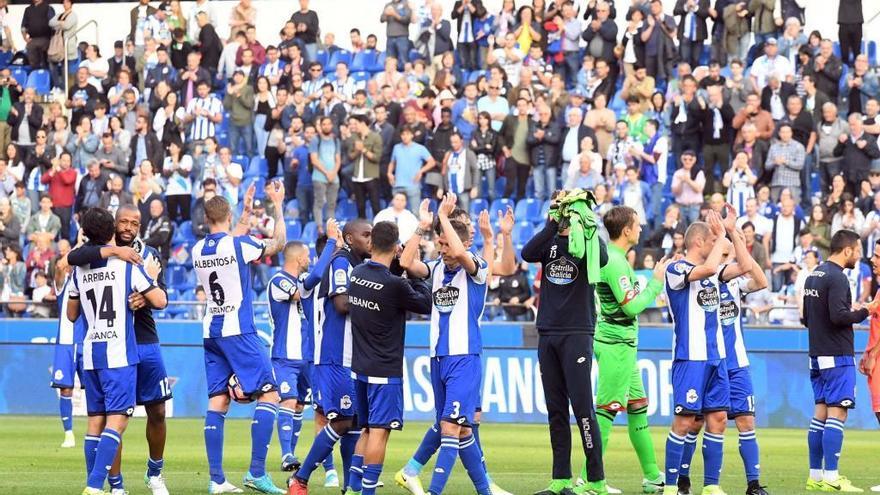 Los jugadores aplaudiendo a la afición tras un partido.