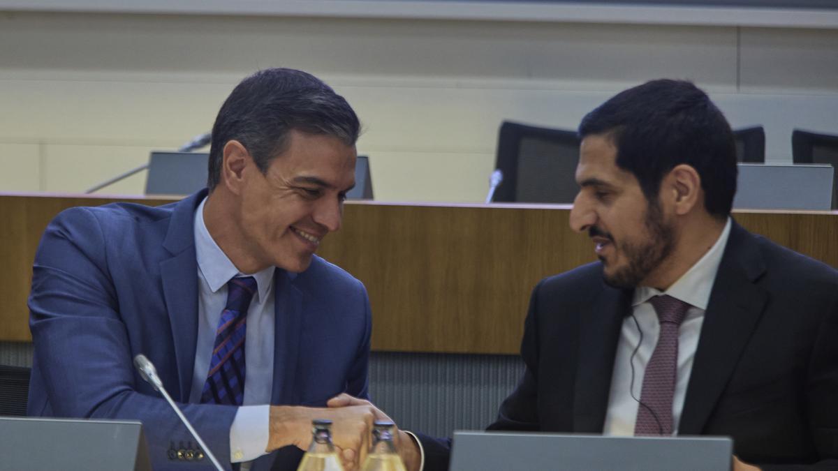 El presidente del Gobierno, Pedro Sánchez (i), y el primer ministro de Qatar, Abdullah bin Nasser al Thani.