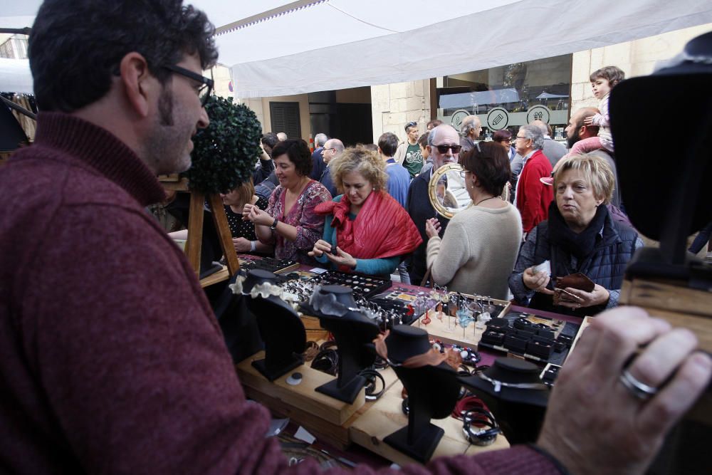 Milers de persones omplen Girona per Tots Sants