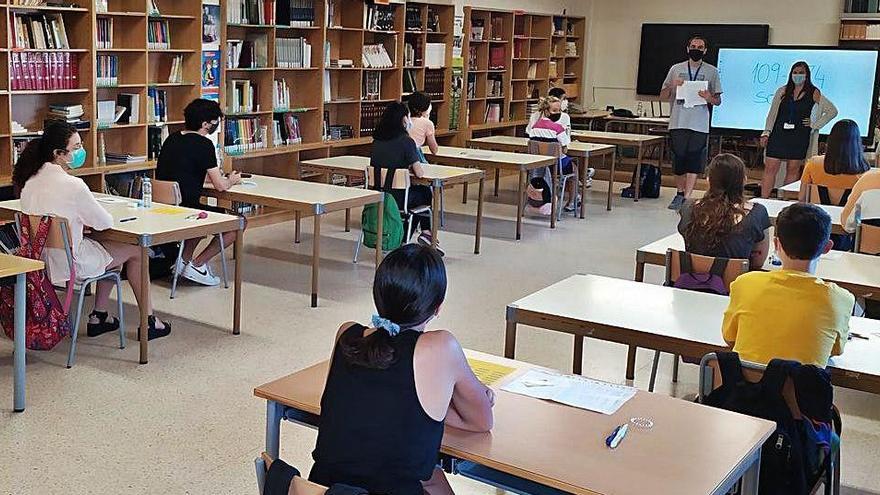 Els alumnes esperen l&#039;examen amb mascaretes i les taules separades