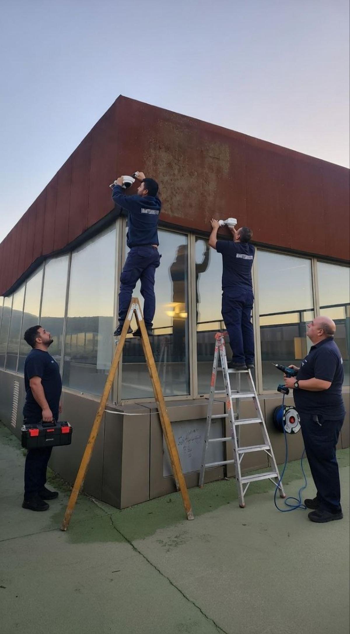 Instalación de cámaras de vigilancia en el Hospital Santa Lucía de Cartagena.