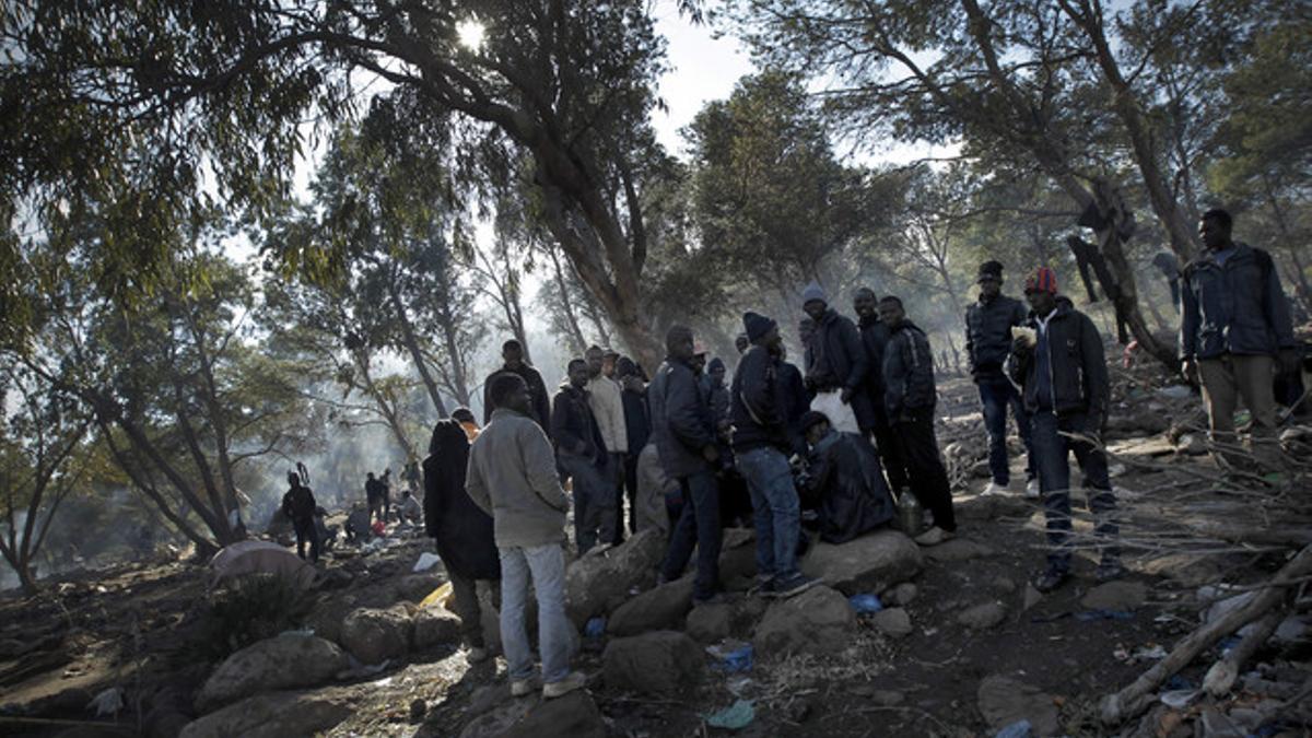 Inmigrantes que quieren pasar ilegalmente la frontera de Melilla.