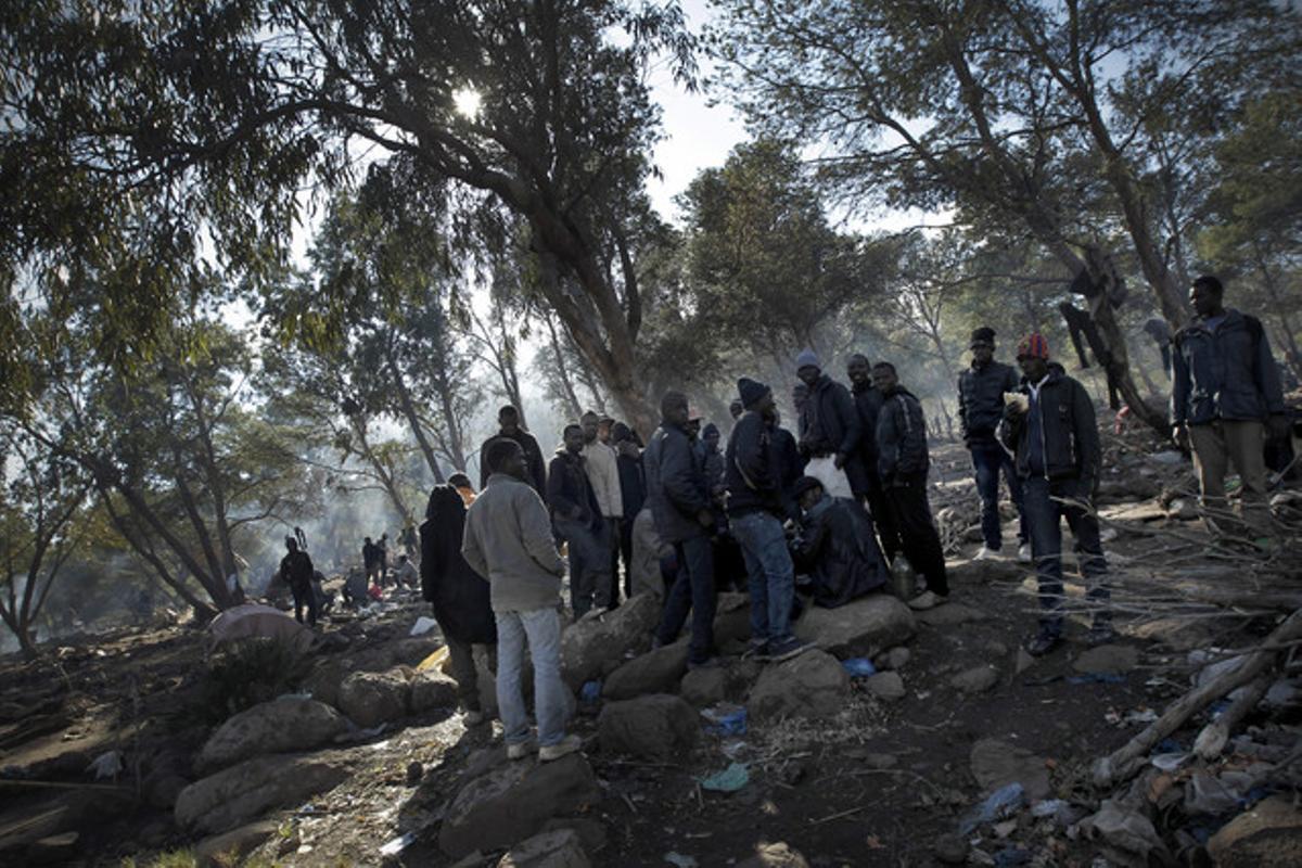 Immigrants a la muntanya Gurugú que pretenen passar il·legalment la frontera de Melilla.