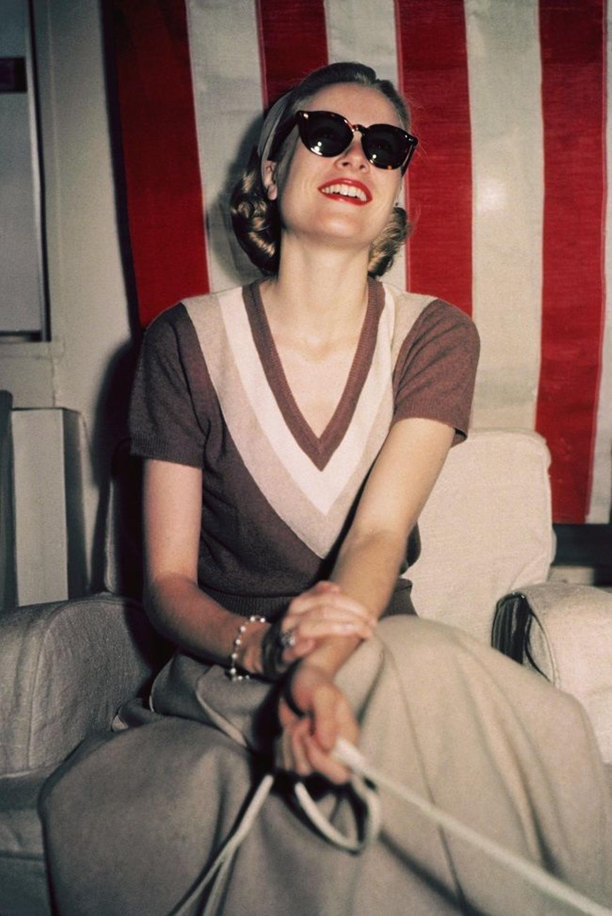 Grace Kelly con gafas de sol estilo años 40