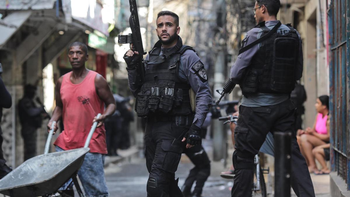 Miembros de la Policía realizan un operativo policíal contra una banda de narcotraficantes en un favela de Río de Janeiro (Brasil).