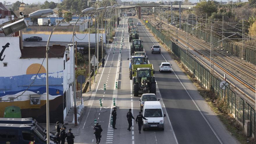 Entren els primers tractors a València pel bulevard Sud