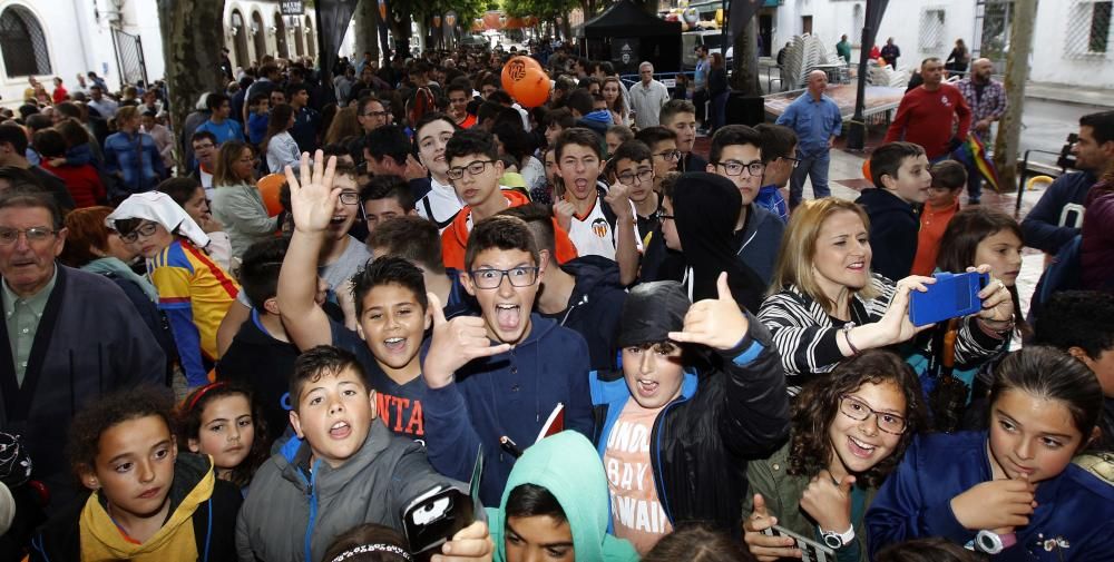 Zaza y Rodrigo con los aficionados en Requena