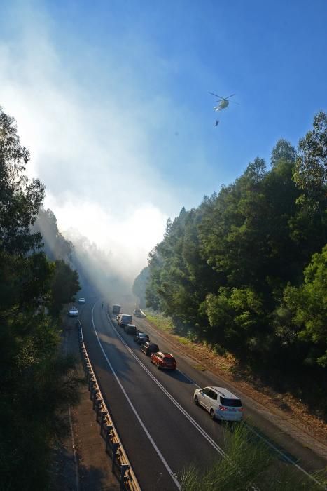 Un nuevo incendio en Cangas provoca cortes de tráfico en el Corredor do Morrazo