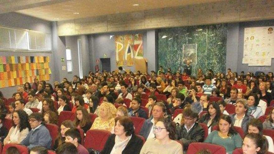 Asistentes al acto sobre la lengua asturiana celebrado en Llanes.