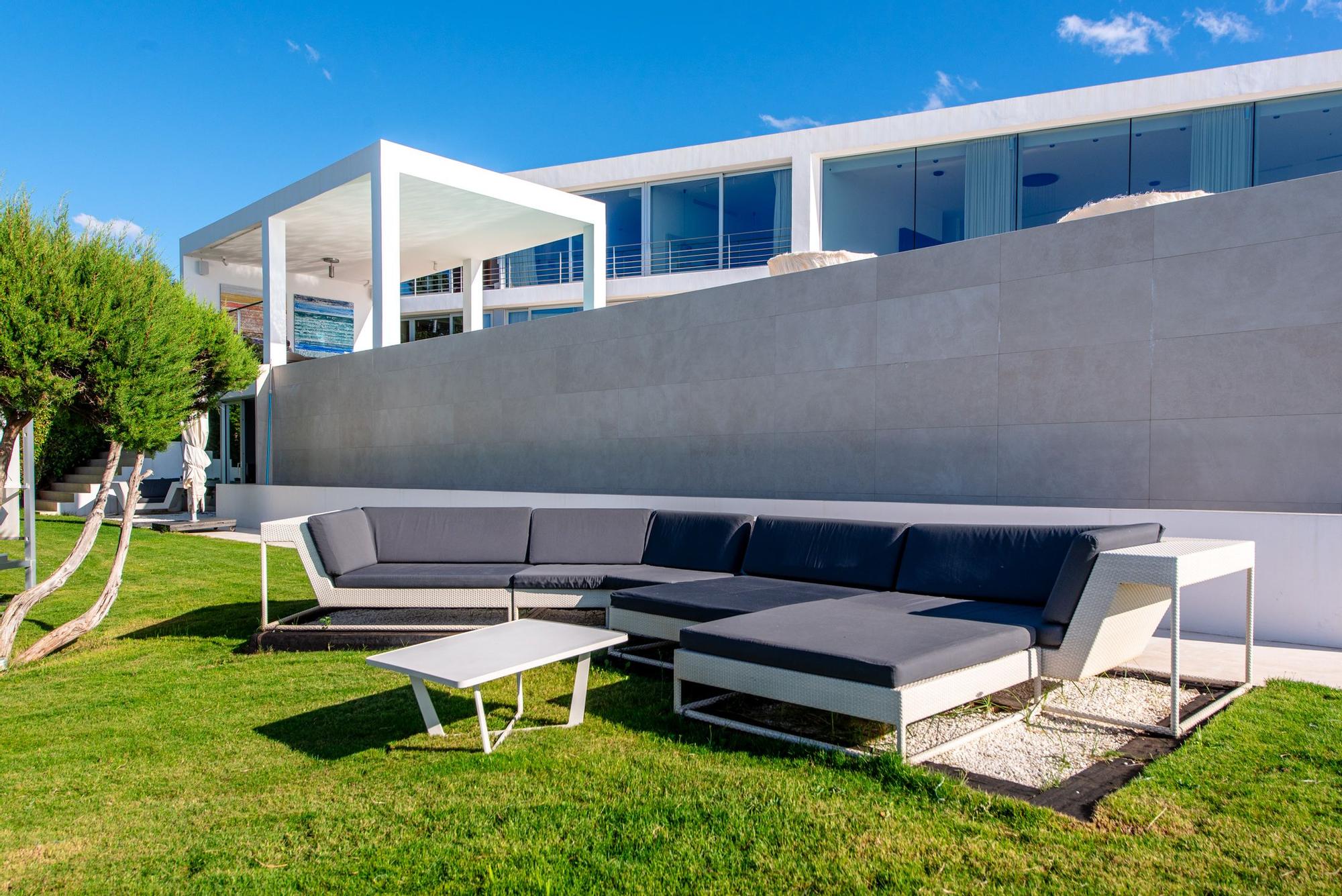 Sale a la venta por 16,5 millones una espectacular villa de Ibiza