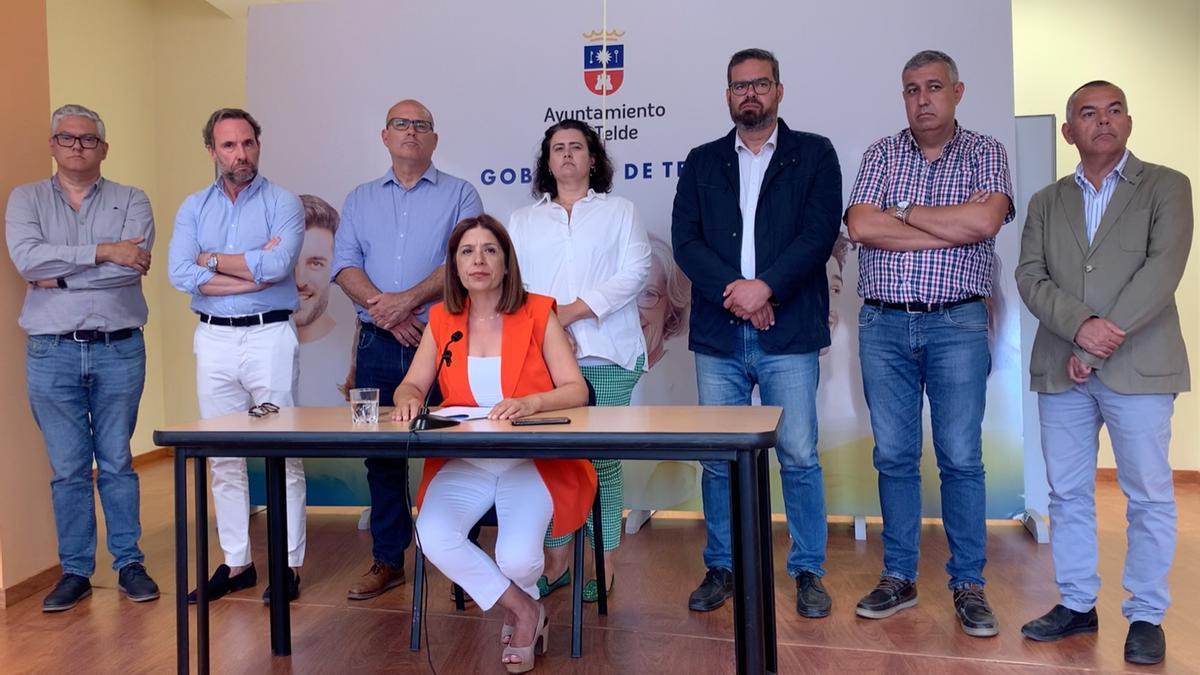 Carmen Hernández, actual alcaldesa, en la rueda de prensa de este miércoles, en la que anunció su renuncia acompañada de sus compañeros de partido.
