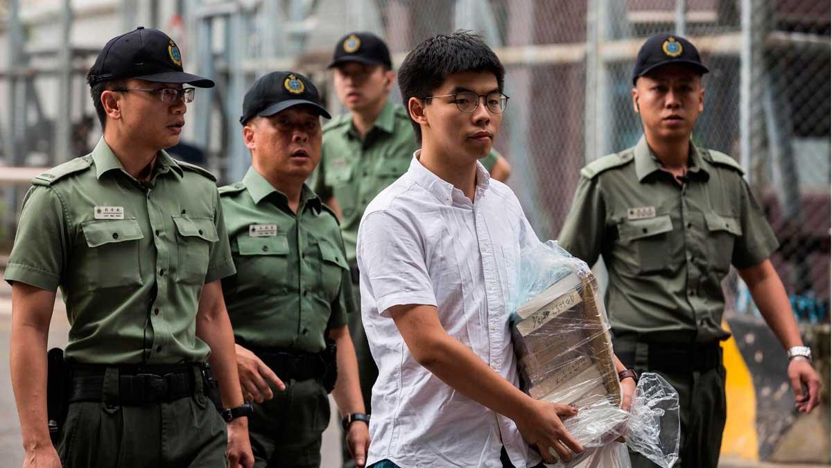 Sale de prisión el activista prodemócrata hongkonés Joshua Wong.