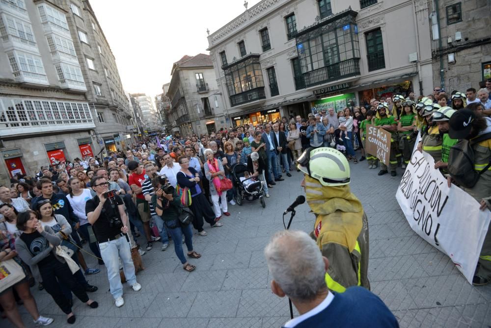 Pontevedra pide una solución contra los incendios forestales -  Cientos de vecinos denuncian el fracaso de las políticas forestales y recuerdan que los fuegos del verano "se apagan en invierno"