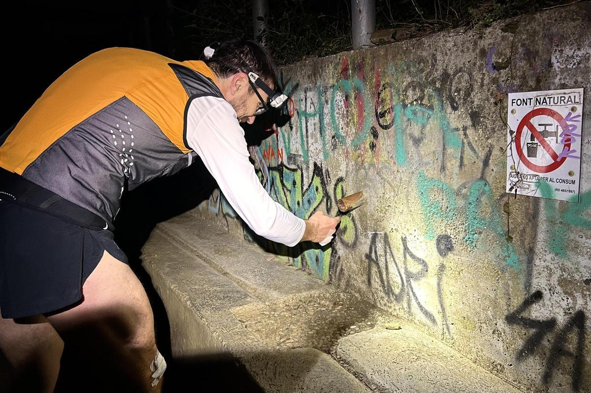 La fuente del Ferro, seca y vandalizada, el pasado martes por la noche