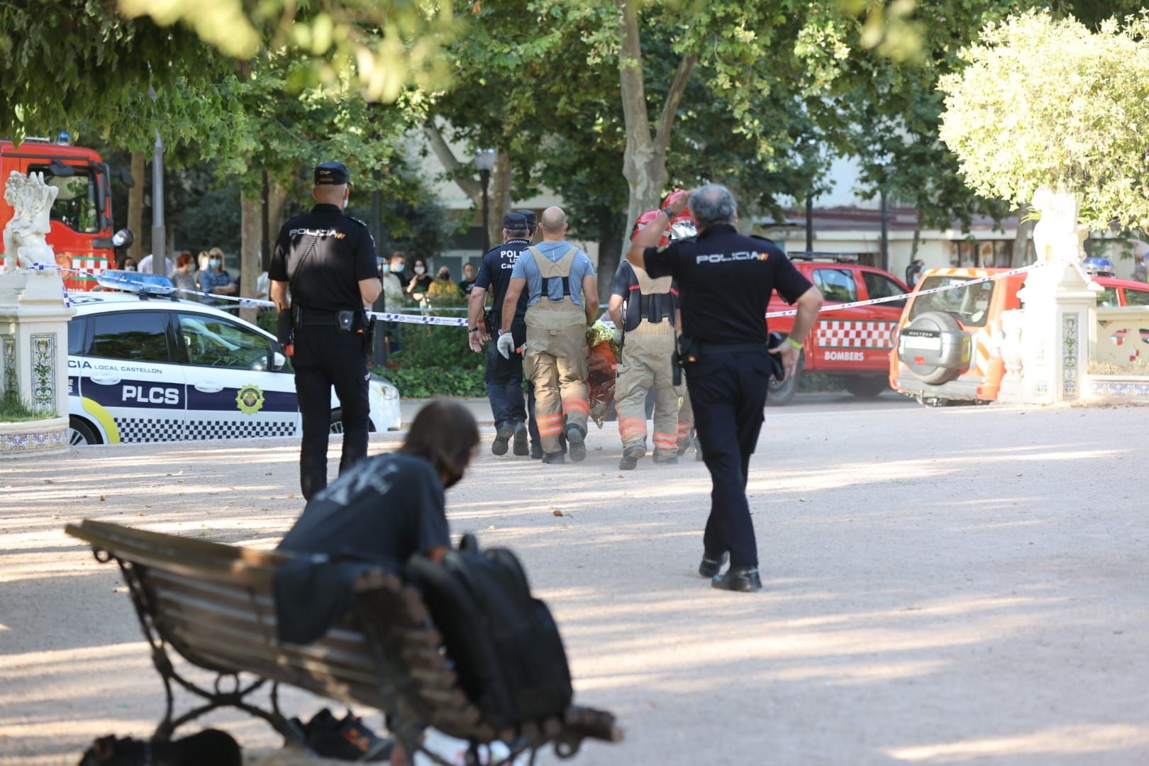 Imagen del rescate del ahogado en el estanque del parque Ribalta