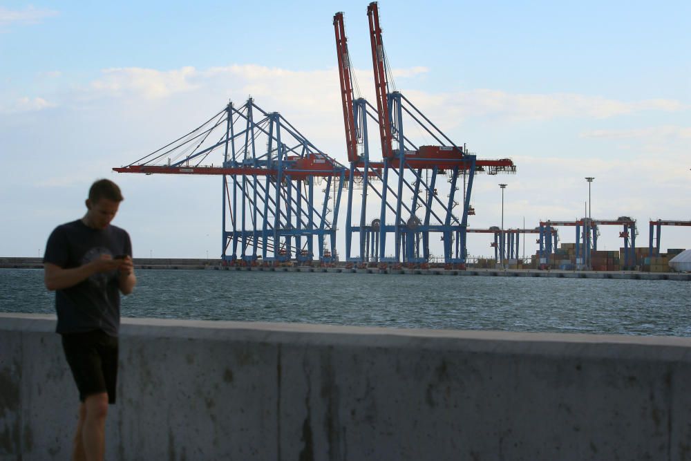 Una gran barcaza las transportará la próxima semana. En junio también será retirada una tercera grúa de contenedores.