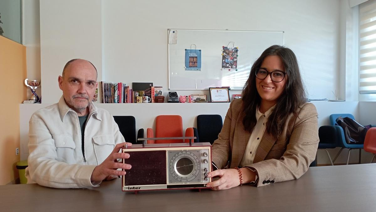 Joaquín Valdés, socio fundador de Todocolección, y Rosalía Romero, responsable de prensa y atención al cliente, en la sede de Teatinos.