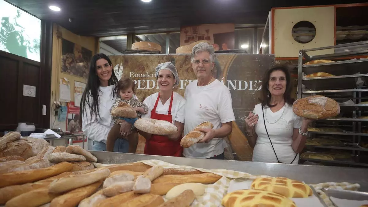 El pan de Carral que mantiene a cinco generaciones cumple 100 años: "Mi bisabuela lo repartía a caballo"