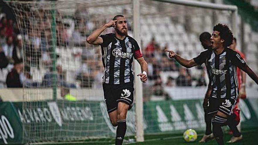 Andújar, celebrando uno de los dos goles que marcó en Córdoba.