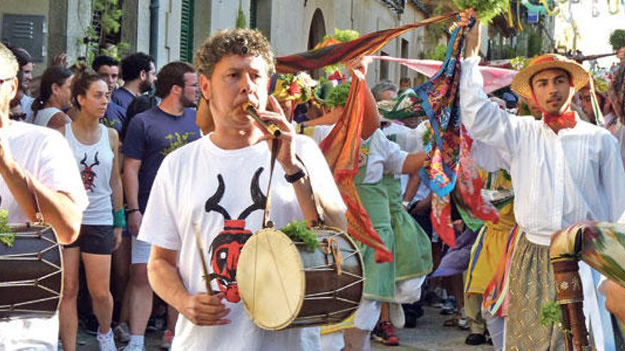 Tomàs Salom (sin gafas) en plena actuación durante las fiestas patronales de Montuïri.