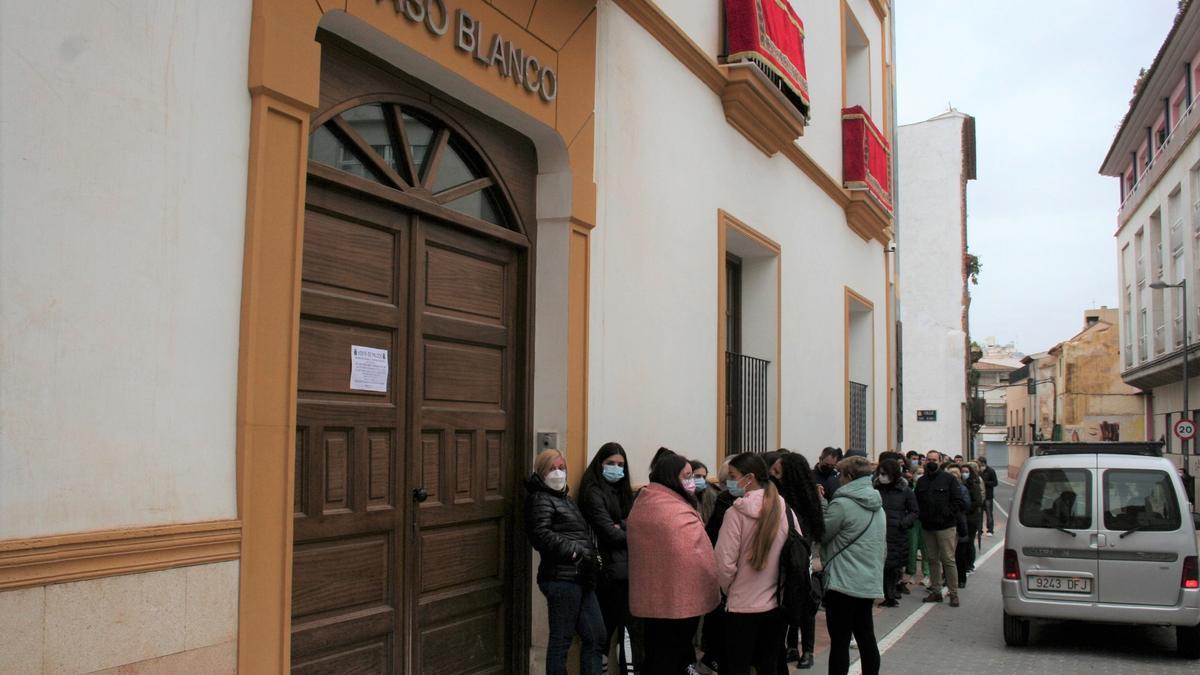 La cola en la Casa del Paso Blanco rodea el edificio y llega a la Plaza de la Amargura.