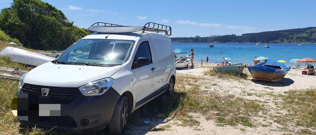 Furgonetas  en las playas de Cangas, de donde se expulsaron el domingo a varias.