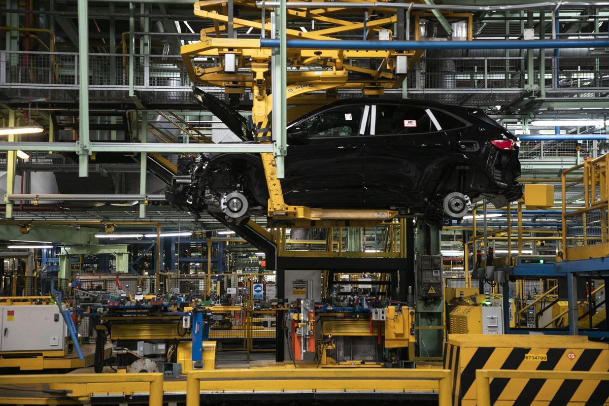 Un coche en las líneas de producción de Ford Almussafes.