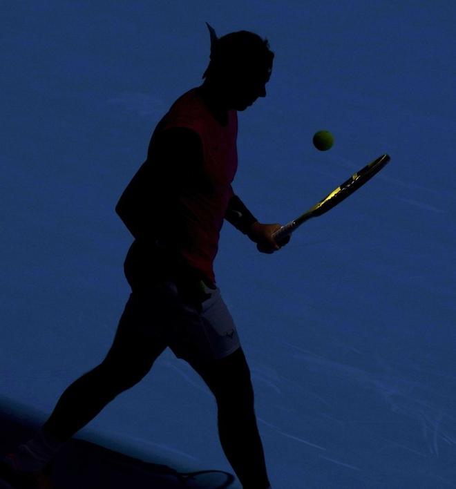 Rafa Nadal en acción contra Hugo Dellien durante un partido de primera ronda durante el segundo día del torneo de tenis del Abierto de Australia en Melbourne Park en Melbourne, Australia.